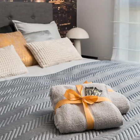 Luxury 2-bedroom Penthouse Skyline 15m Terrace, Garage, Gym, Rooftop & Only 500 M To Metro Apartman *