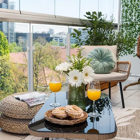 Apartman Luxury 2-bedroom Penthouse Skyline 15m Terrace, Garage, Gym, Rooftop & Only 500 M To Metro