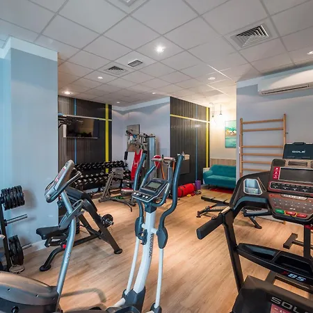 Апартаменты Luxury 2-bedroom Penthouse Skyline 15m Terrace, Garage, Gym, Rooftop & Only 500 M To Metro *