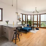 Daire Luxury 2-bedroom Penthouse Skyline 15m Terrace, Garage, Gym, Rooftop & Only 500 M To Metro *