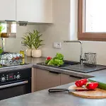 Daire Luxury 2-bedroom Penthouse Skyline 15m Terrace, Garage, Gym, Rooftop & Only 500 M To Metro Varşova