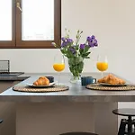 Daire Luxury 2-bedroom Penthouse Skyline 15m Terrace, Garage, Gym, Rooftop & Only 500 M To Metro