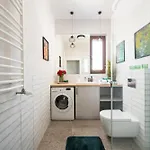 Daire Luxury 2-bedroom Penthouse Skyline 15m Terrace, Garage, Gym, Rooftop & Only 500 M To Metro Varşova